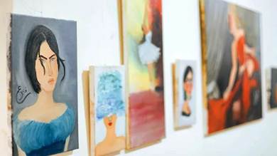 ​"أوقفوا قتل النساء" .. لأول مرة في عدن معرض فني للنساء المعنفات